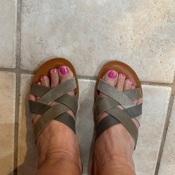 Lucky Brand sandals size 8 in sage green. Leather and handmade upper. - Picture 6 of 7